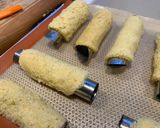 Foto del passaggio 3 della ricetta Cannoli di Pandoro Ripieni di Ricotta con Canditi e Cioccolato
