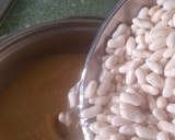 Foto del paso 9 de la receta: Alubias blancas con salchichas frescas en olla rápida