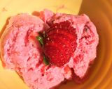 Foto langkah ke 3 dari resep Ice Cream Strawberry Super Simple.