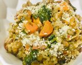 Foto del paso 3 de la receta: 🥘GUISITO 🫕 DE ARROZ 🍚,ARVEJAS PARTIDAS🥙, LENTEJAS🥙Y VERDURAS 🧄🧅🫑🥕🥬🥘🍷🥙