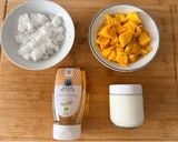 Foto del paso 1 de la receta: Helado de mango y coco con yogur