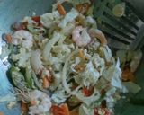 Foto langkah ke 3 dari resep Kwetiau Udang Goreng.