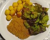 Foto del paso 5 de la receta: Milanesas de peceto al horno con ensalada verde y papas noisette