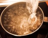 Foto del paso 3 de la receta: Gulas, setas y huevo poché