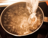 Foto del paso 3 de la receta: Gulas, setas y huevo poché
