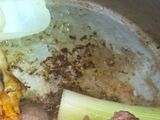 Sopa de pollo casera en olla