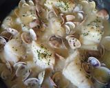 Foto del paso 6 de la receta: Rosada en salsa blanca con almejas