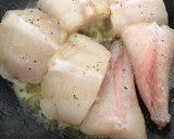 Foto del paso 4 de la receta: Cazuelita de rape y salmón con langostinos