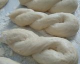 Foto langkah ke 6 dari resep Kkwabaegi / Korean twisted donuts / Donat Korea.