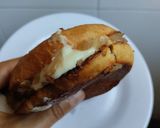 Foto del paso 12 de la receta: Sándwich🥯de cebolla🧅y tocineta🥞 caramelizada🥓con queso🧀en pan de almojábana🥯