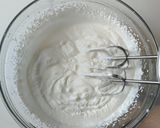 Foto del passaggio 5 della ricetta Torta alle fragole effetto gelato