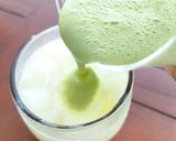 Foto langkah ke 3 dari resep Strawberry Matcha Latte.
