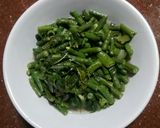 Foto langkah ke 3 dari resep Tumis daun singkong kacang panjang.
