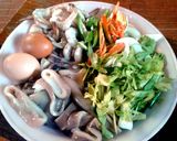 รูปขั้นตอนการทำที่ 1 ของ กุ้ง-หมึกผัดผงกะหรี่พริกไทดำ