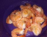 Foto langkah ke 2 dari resep Udang Goreng Saos Mentega.
