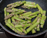 Foto del paso 4 de la receta: Salmón en airfryer con salsa tártara y trigueros salteados