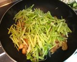芹菜炒素肉的食譜步驟3照片