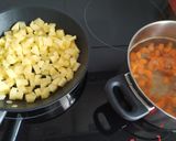 Foto del paso 2 de la receta Salteado de patata, zanahoria y guisantes