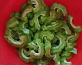 Foto langkah ke 2 dari resep Oseng Paria Kembang Tahu.