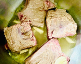 Foto del paso 3 de la receta: TAPA DE 🥩ASADO🥩 PORCINA GUISADA (con fideos) 🍛🍲