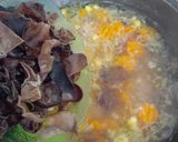 Foto langkah ke 4 dari resep Sup Jamur Kuping dan Bakso.
