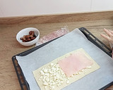 Foto del paso 2 de la receta: Empanada de hojaldre con queso rulo y dátiles