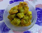 A picture of step 1 of Kachu Diye Chingri / Prawns with Taro.