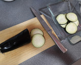 Foto del paso 1 de la receta: Berenjenas rebozadas y filetes al ajillo