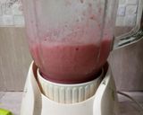 Foto langkah ke 3 dari resep Strawberry Milk Juice.