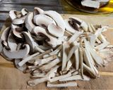 Foto del passaggio 1 della ricetta Scaloppine di seitan ai funghi 🍄 🇺🇦☮️🏳️‍🌈