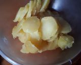 Une image de l'étape 2 de Gratin aux saucisses fumées et reblochon.