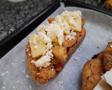 Foto del paso 8 de la receta: Milanesa de pollo al pesto en torrada