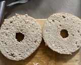 Une image de l'étape 2 de Bagel tartinade tomates séchées - ricotta / jambon de parme.