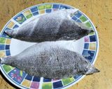 Foto del paso 1 de la receta Dorada en salsa de puerros, anchoas y alcaparras