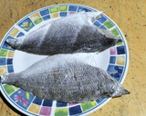 Foto del paso 1 de la receta: Dorada en salsa de puerros, anchoas y alcaparras