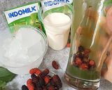 Foto langkah ke 2 dari resep Mulberry Oreo Creamy Matcha.
