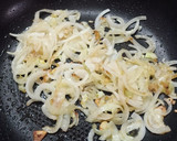 Foto del paso 2 de la receta: Bonito fresco encebollado fácil y ensalada de pimientos asados