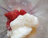 Foto langkah ke 2 dari resep Smoothie Bowl Strawberry Pisang.
