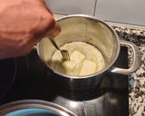 Foto del paso 2 de la receta Tortilla de brócoli con sobre mesa de tomate