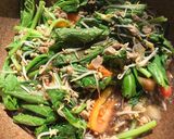 รูปขั้นตอนการทำที่ 3 ของ กวางตุ้งถั่วงอกผัดหมูสับ(Cha sayur)