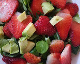 Foto del paso 1 de la receta: Ensalada de fresas, aguacate y queso fresco