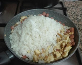 Foto del paso 2 de la receta: Nuggets de pollo con arroz a las tres delicias (salchichas, nuggets y tortilla)