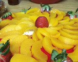 Foto del paso 5 de la receta: Pastel de queso con duraznos y fresas