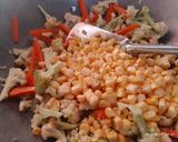 Foto langkah ke 5 dari resep Tumis kembang kol, wortel dan jagung manis.