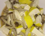 รูปขั้นตอนการทำที่ 5 ของ ผัดเห็ดใส่เต้าหู้เหลืองนิ่ม (Stir-Fried Mushrooms with Soft Yellow Tofu)