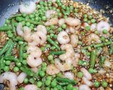 Foto del paso 4 de la receta: Merluza en salsa, con trigueros guisantes y gambitas
