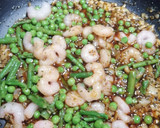 Foto del paso 4 de la receta: Merluza en salsa, con trigueros guisantes y gambitas