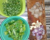 Foto langkah ke 2 dari resep Tumis Brokoli Buncis Baso.