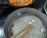 Foto del paso 2 de la receta: Fideos de arroz con verduras salteadas, huevo y salsa de cacahuete