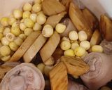 Hình bước làm 3 của món Đuôi heo nấu hạt sen, củ sen